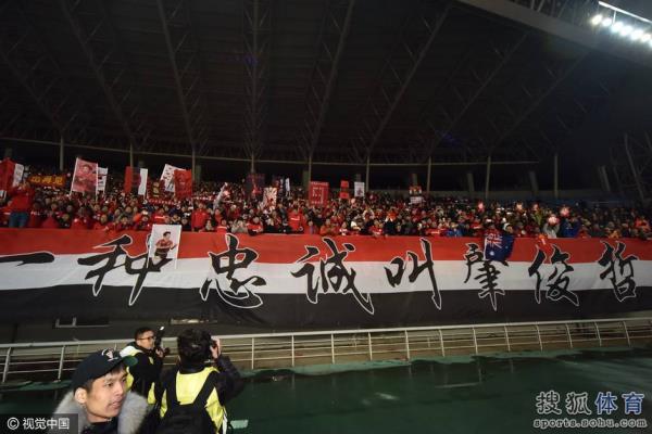 辽足欢庆保级肇俊哲光荣退役被队友抛起