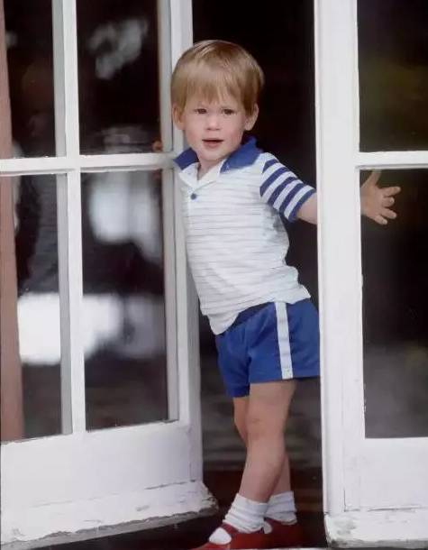 小王子你不冷吗？你王妃额娘为啥永远给你穿条小短裤？