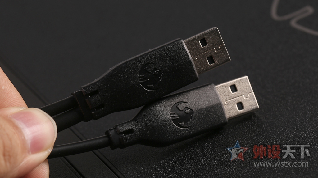 官方评测冰豹ROCCATSOVA游戏膝板图赏简评:腿上游戏