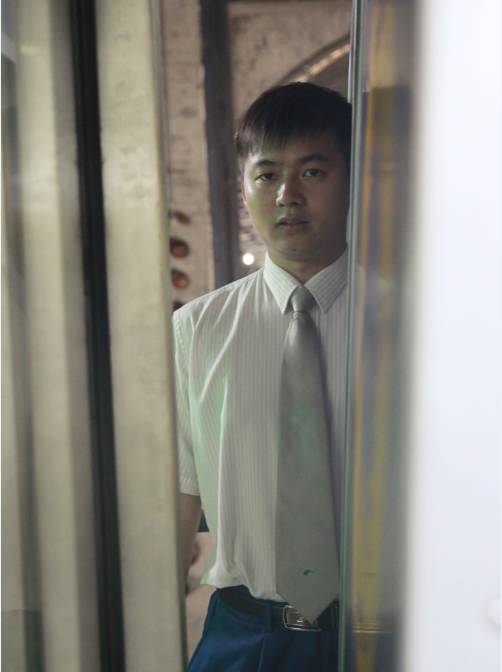 澶瑰湪鍦伴搧灞忚斀闂ㄥ拰鍒楄溅涔嬮棿,涓婃捣鍦伴搧涔樺琚す鍦ㄥ睆钄介棬鍐呴儴