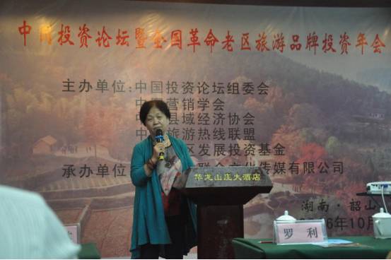 中国游客在韩国免税店前排队购物,中国游客到韩国免税店