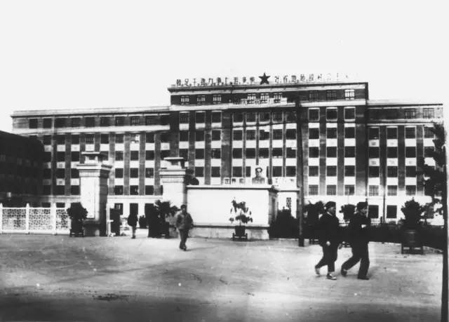 缅怀老校长丰功伟绩,缅怀杨校长