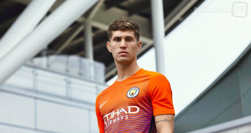 新版曼城球衣,曼城新赛季球衣24-25发布