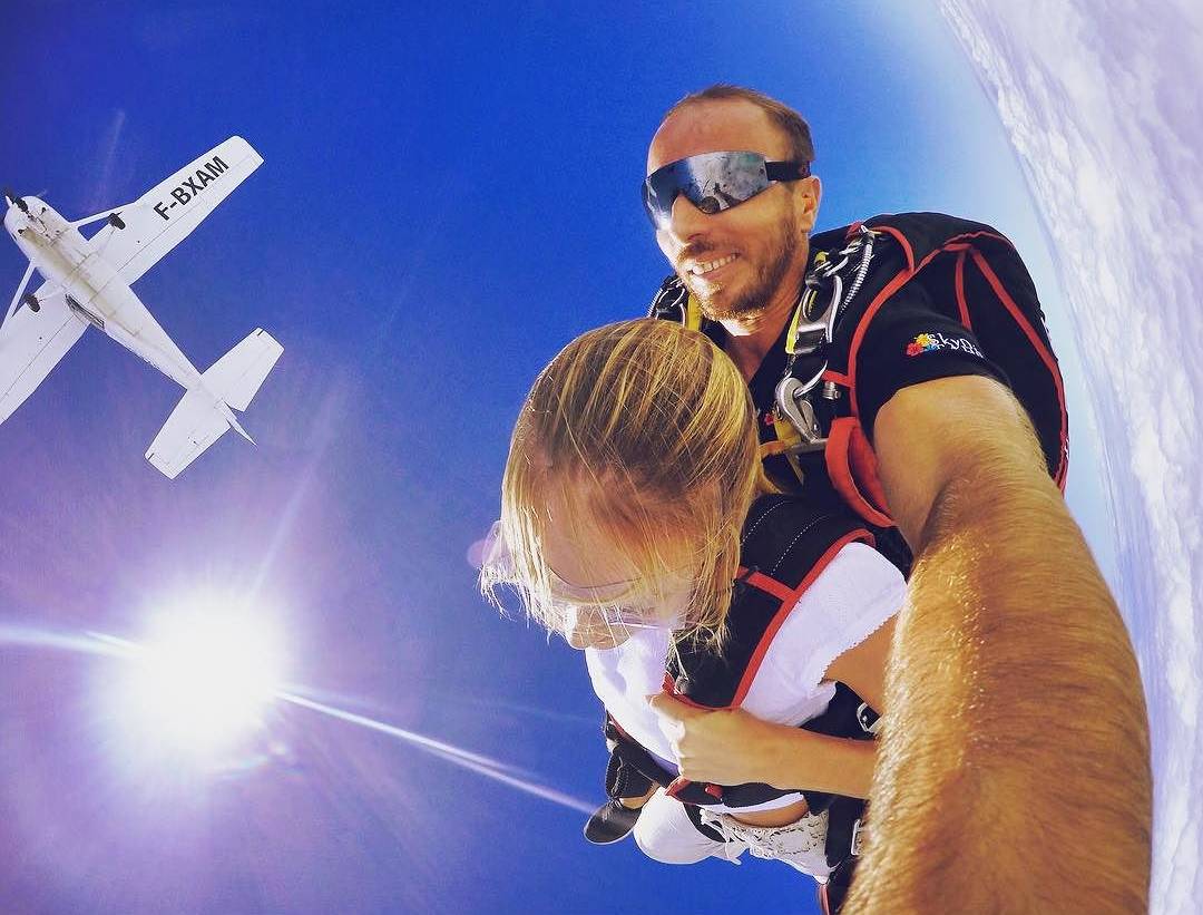 上帝の光|穿衣服对她是种浪费,生的孩子叫腰精的后裔