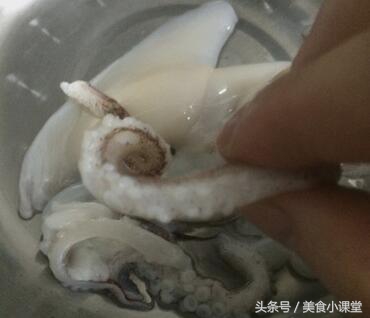 清洗鱿鱼时要把外皮剥掉吗,清洗整条鱿鱼