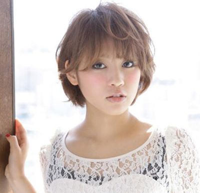 大饼脸双下巴适合什么短发发型,大饼脸头发少的女生适合什么短发