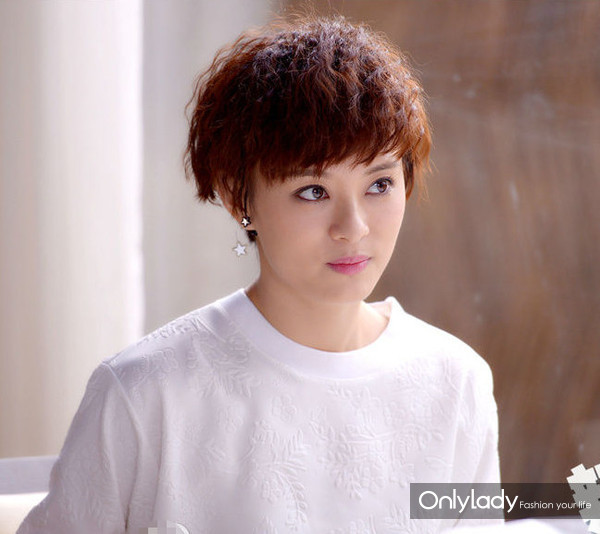 乔妹换上“绵羊卷”发型呆萌可爱邓紫棋允儿莫文蔚都梳起来了！