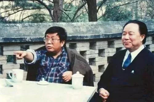 他用罐头换4架飞机，三次入狱，毁誉参半，冯仑说愿为他养老送终