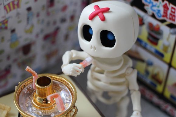 好好地吓人不好吗?干嘛要来抢萌物的饭碗!