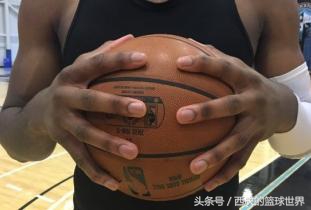 缺席两个赛季但他没有闲着长高5厘米手看起来比乔丹还要大