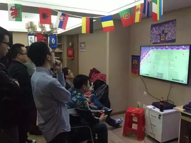 說到實況足球聯賽升班馬電競笑著說:“在座的都是垃圾!”