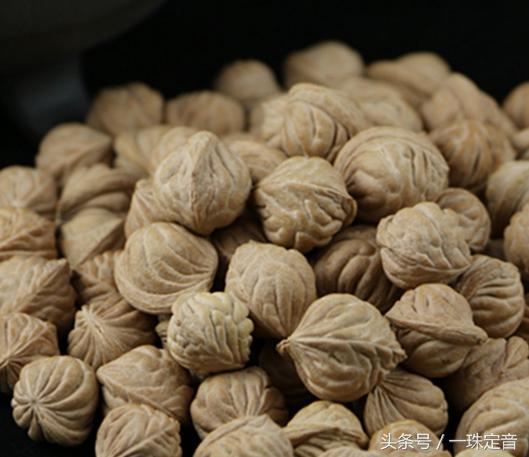 橄榄核雕和文玩核桃哪个好,橄榄核雕配桃核手串图片欣赏