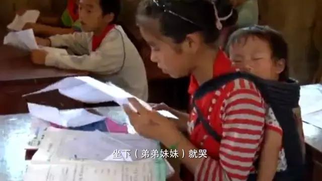 六十五年前那个给毛主席献花的小姑娘，为何在央视舞台上转身落泪