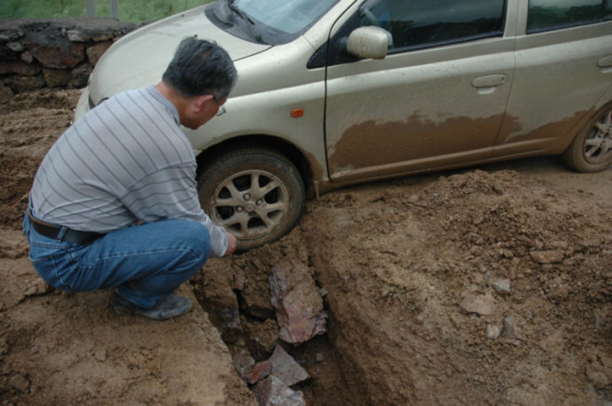 驾驶中突然爆胎怎么办,高速路上爆胎应如何操作