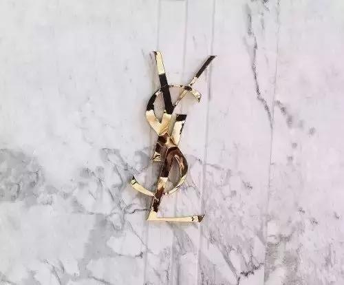 用一支口红就能搞定的妹子，直男为什么要买包？