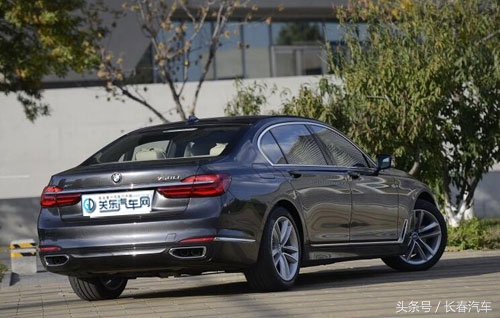 开宝马坐奥迪视频,bmwm750lixdrive试驾