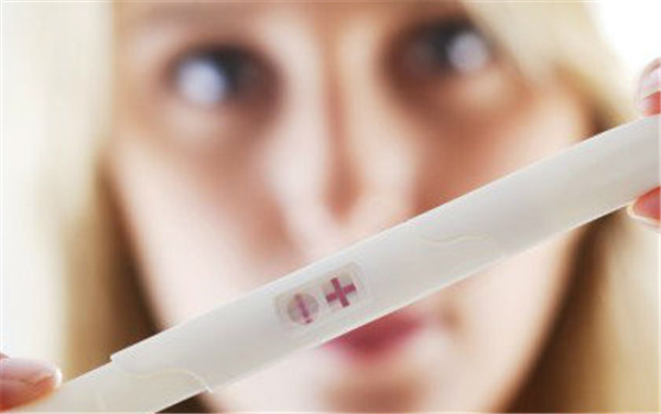 在家自然流产了对家里好不好,毫无防备自然流产了