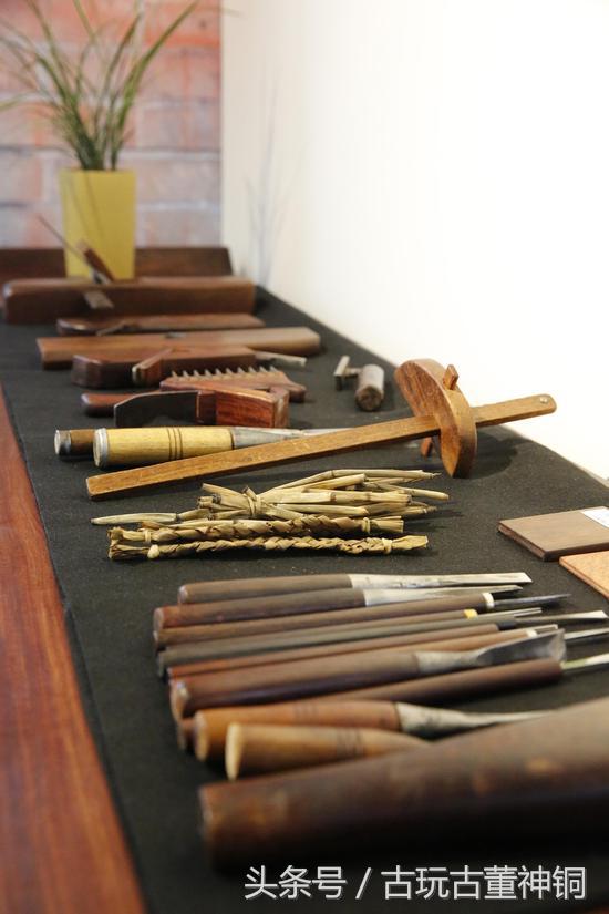 他把亚马逊河上的5000只塑料瓶变成艺术品！