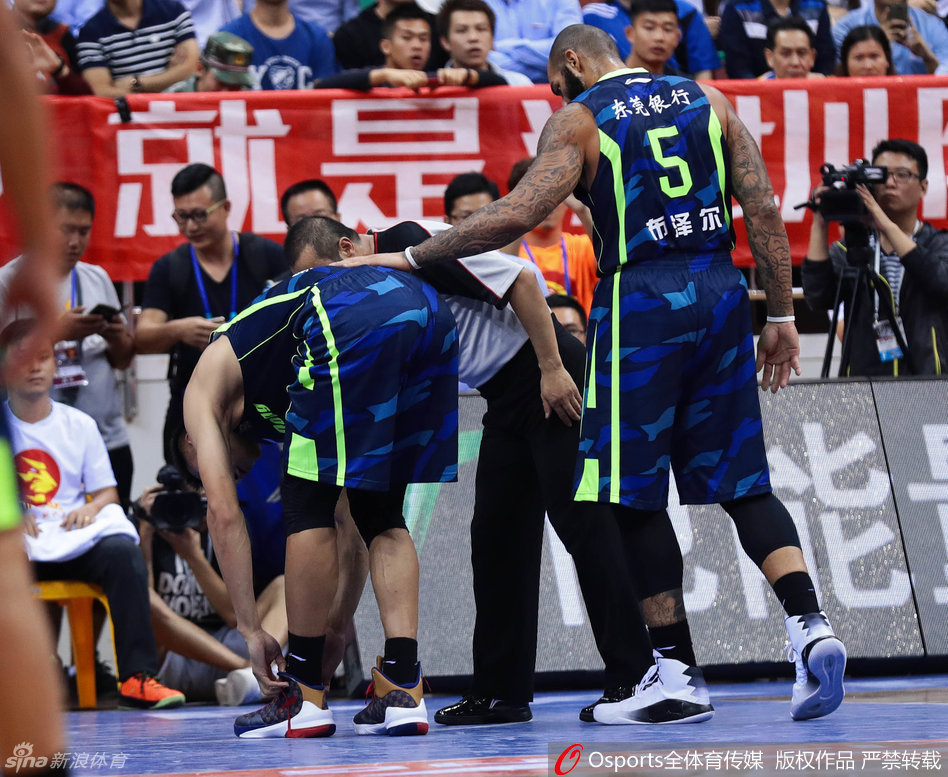 易建联被喊脱球鞋,易建联比赛换鞋事件