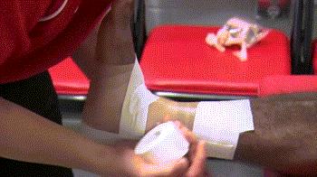 踢球脚踝崴了怎么处理,踢球脚踝受伤如何恢复和保护