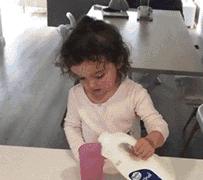 搞笑GIF动态图来袭：小萝莉倒牛奶，场面有点控制不住啊