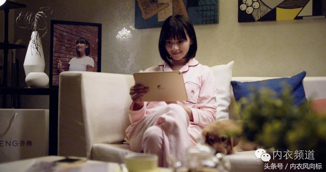 女人、睡衣与狗，芬腾用7分钟讲了一个“忠犬八公”的故事