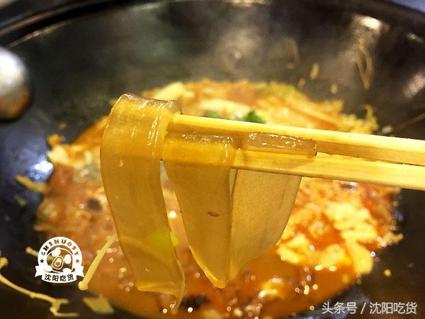 热气腾腾的铁锅炖鱼看起来好美味,铁锅炖鱼真的好吃