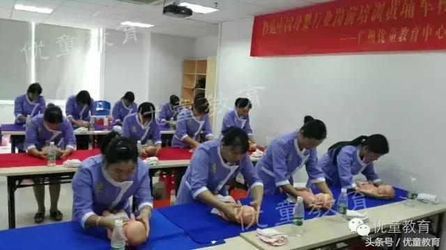 怎么给宝宝洗澡一岁以内,宝宝洗完澡怎样给宝宝做抚触