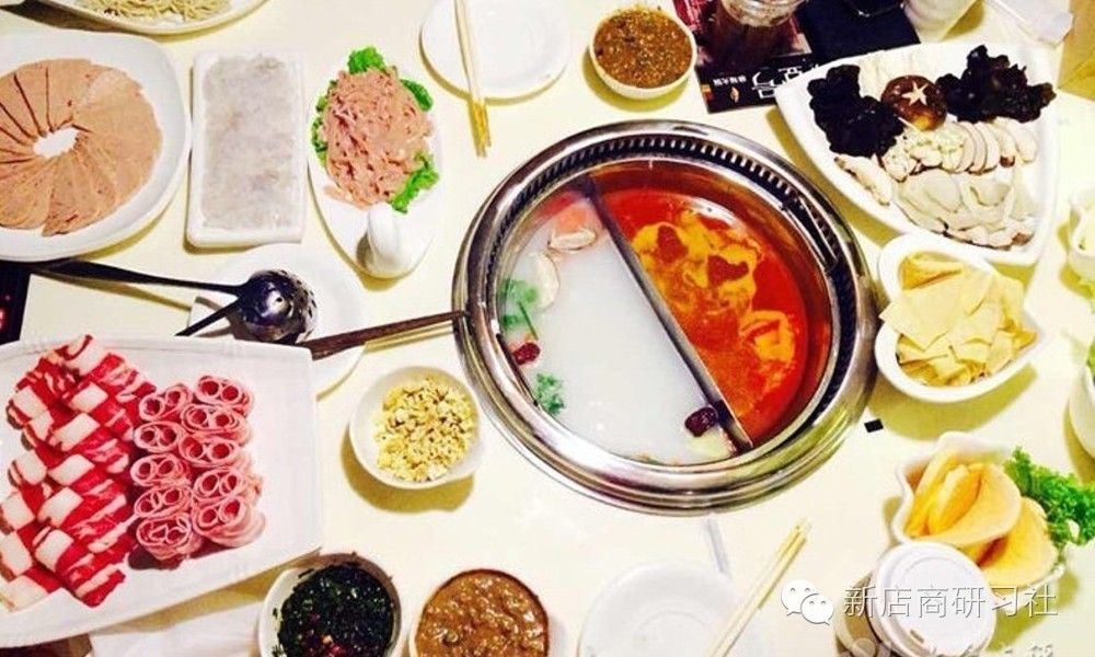 云南省超越购物中心下的火锅店,比较红火的火锅店