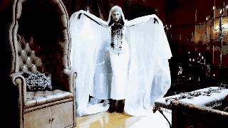 厉害！68岁登杂志拍裸照，打5份工，养育了亿万富翁儿子