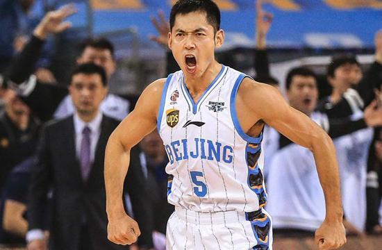 易建联脱鞋事件怎么回事,易建联为什么脱鞋