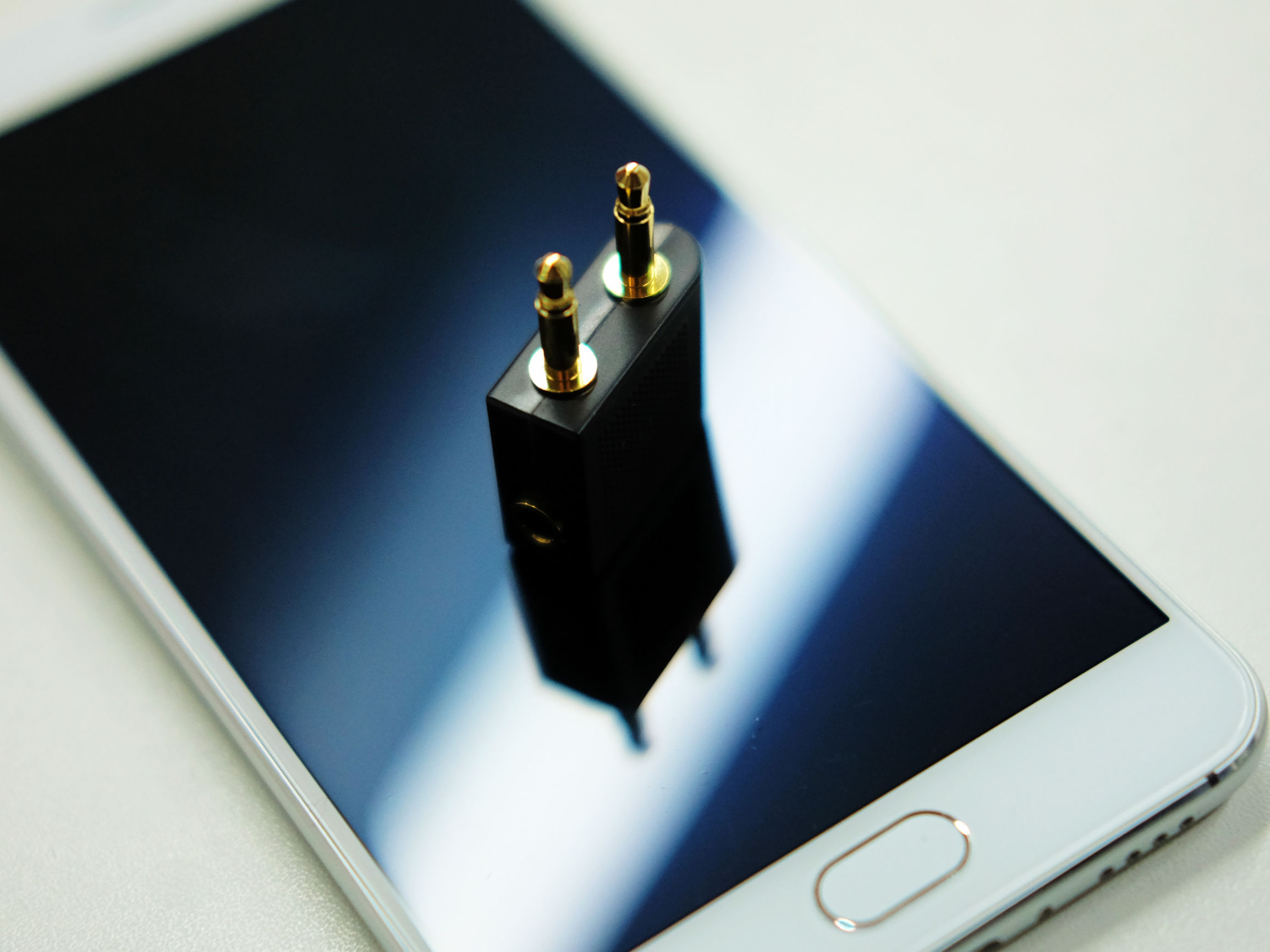 一款戴出门很拉风的头戴耳机！魅族HD50红色版上手体验！