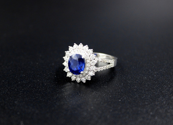 蓝宝石矢车菊和艳蓝区别,蓝宝石里的皇家蓝和矢车菊