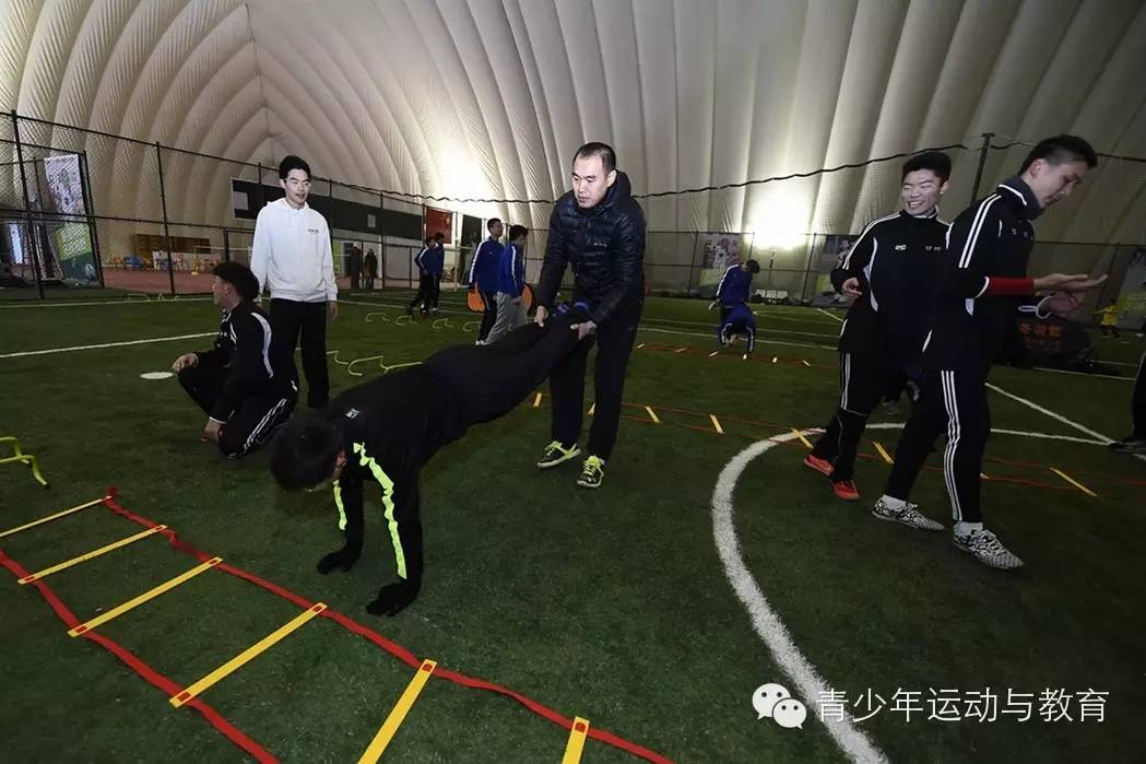 足球教练现场讲战术,裴恩才八一队