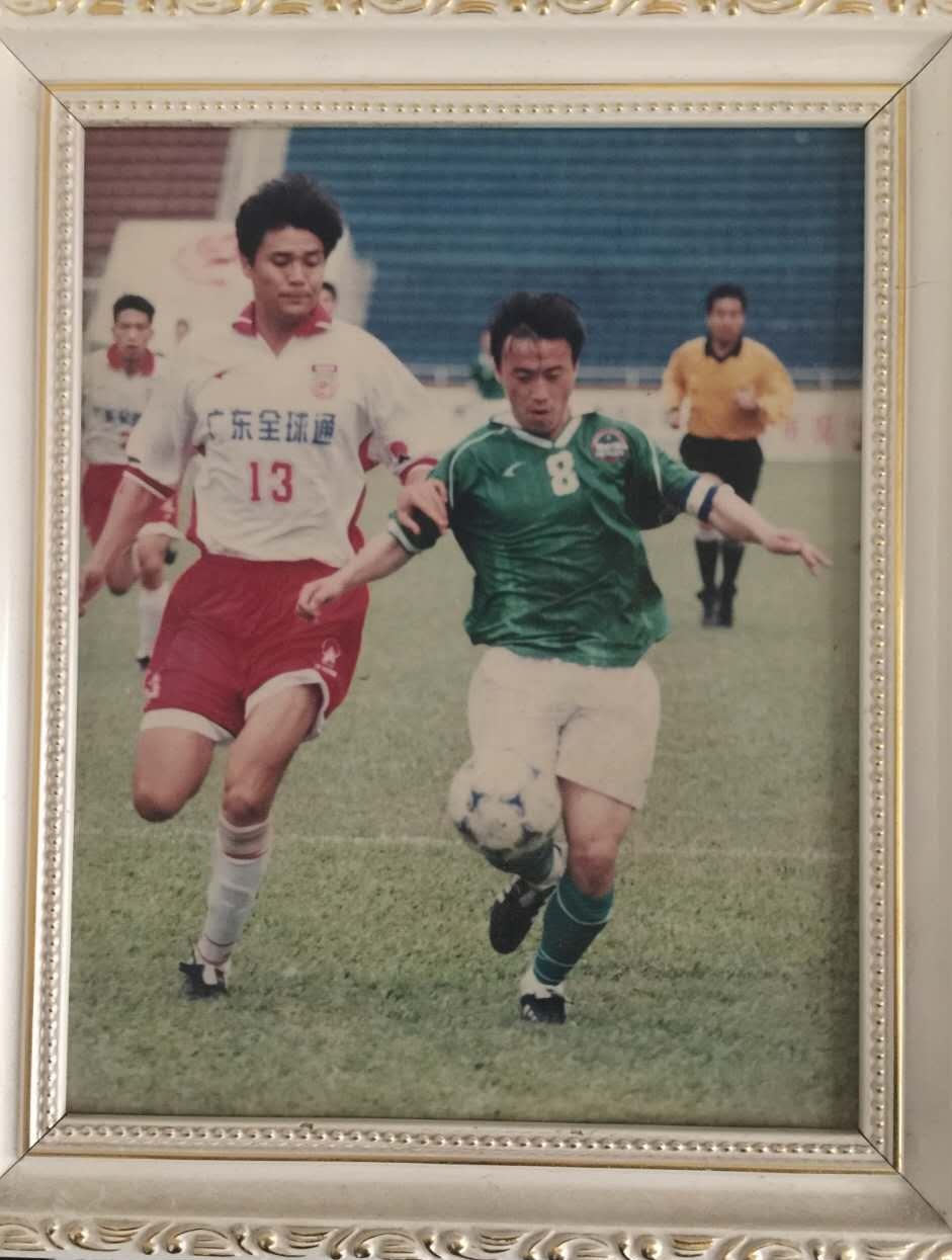 老胡送三爷礼物,老胡贴对联