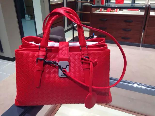 剁手一级预警！BV携神级小伙伴入驻温哥华机场免税店