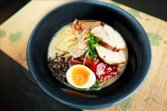 新白鹿、绿茶3折,炉鱼、乐伯部队锅半价,哈根达斯买一送一西湖边上的老牌商场,要用6天承包你的胃!