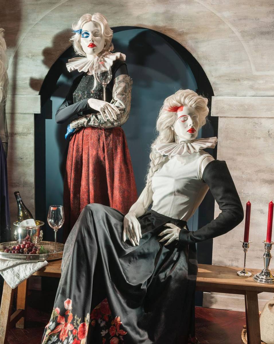 不必花钱去剧院，这间商店里每次转身都是一出精装大戏