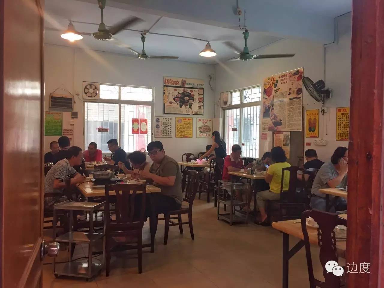 这个店家精通庖丁解猪的绝技，竟能把猪杂分成三十多个精品，让你吃到不同的美味与新鲜