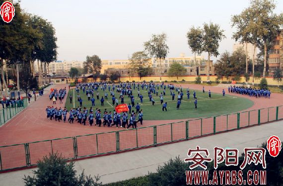 扬体育精神展少年风采手抄报,学校特色体育课堂