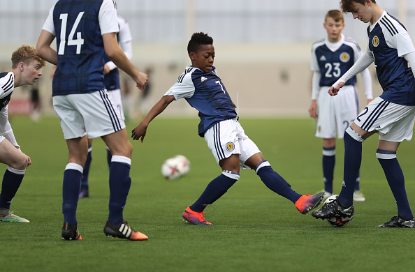 全球最火00后球员引巴萨曼联哄抢，耐克已准备好赞助合同？