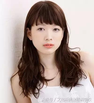 额头窄头发多适合什么刘海发型,发际线高的人适合什么刘海发型