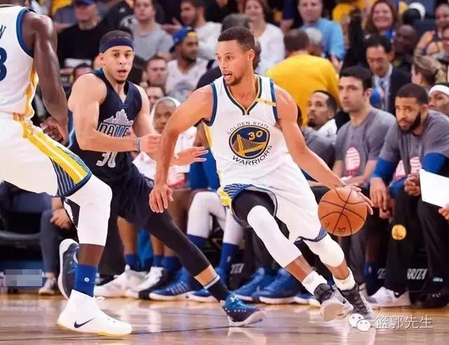 库里打小牛犹犹豫豫，或是为这名角色球员“送戏”