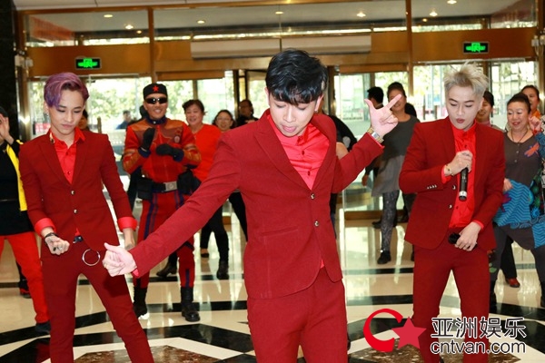 《越囧》定档11·25杀马特组合HKT亮相