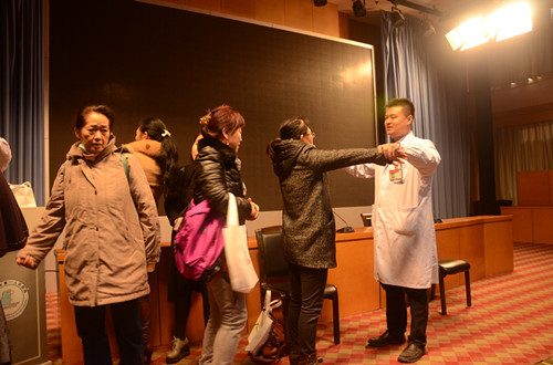 市医院开展世界卫生日义诊活动,国际残疾人日关爱残疾人活动宣传