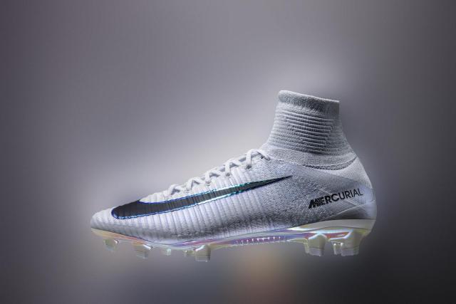 绿茵场足球,绿茵场里的足球