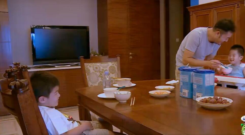 甜馨一家三口的最新视频,安吉和甜馨