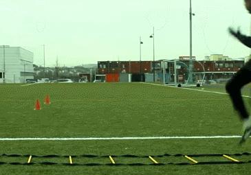 足球青训多种动作带球组合练习,足球如何训练变向运球