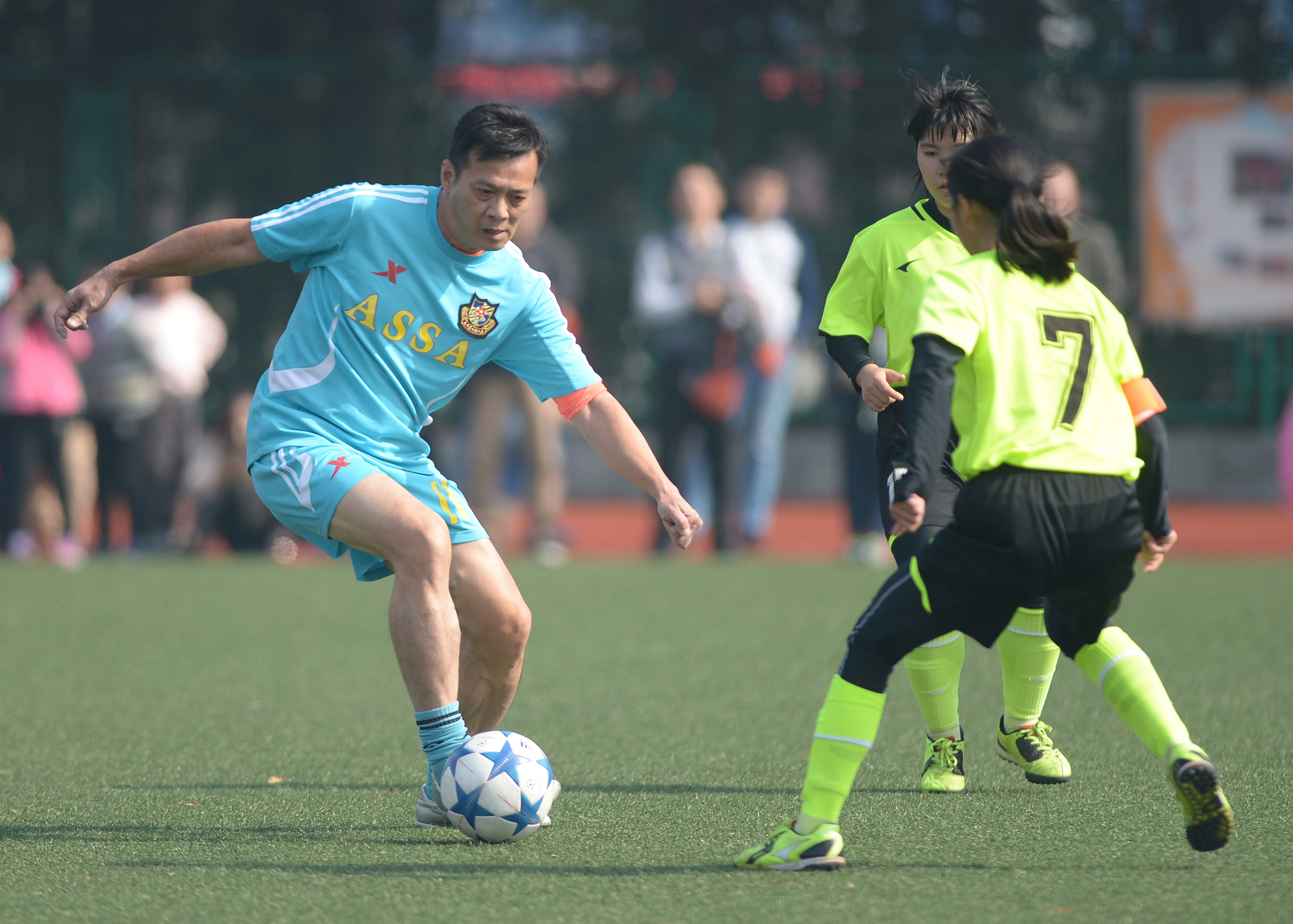 谭咏麟公益足球赛,香港明星足球队谭咏麟助攻