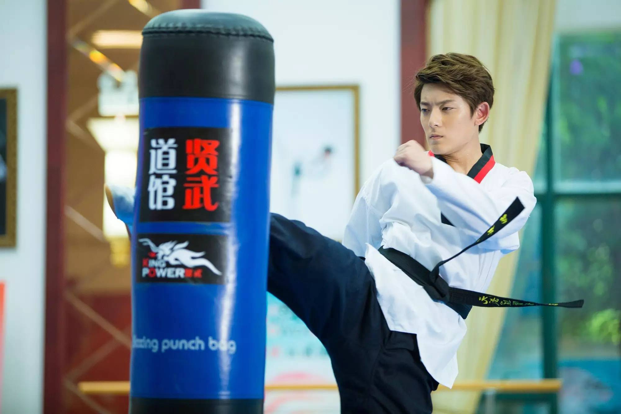 看个电视就要学武术,你咋不上天呢?